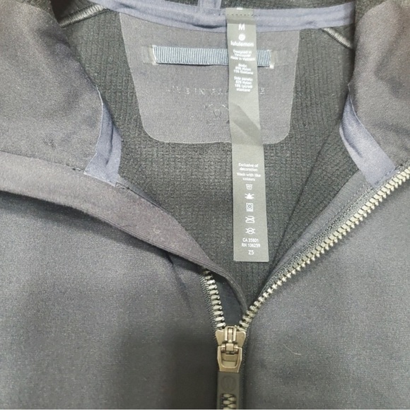 Men’s lululemon Hooded Waterproof Jacket - Picture 5 of 6